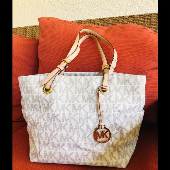 Michael Kors Handbags - 💎 Authentic MK bag spacious lots of room 💎
